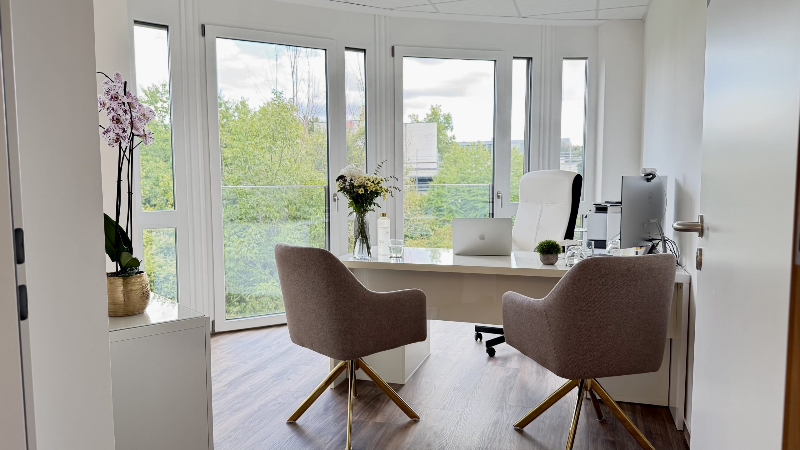 Besprechungsraum mit Stühlen am Fenster