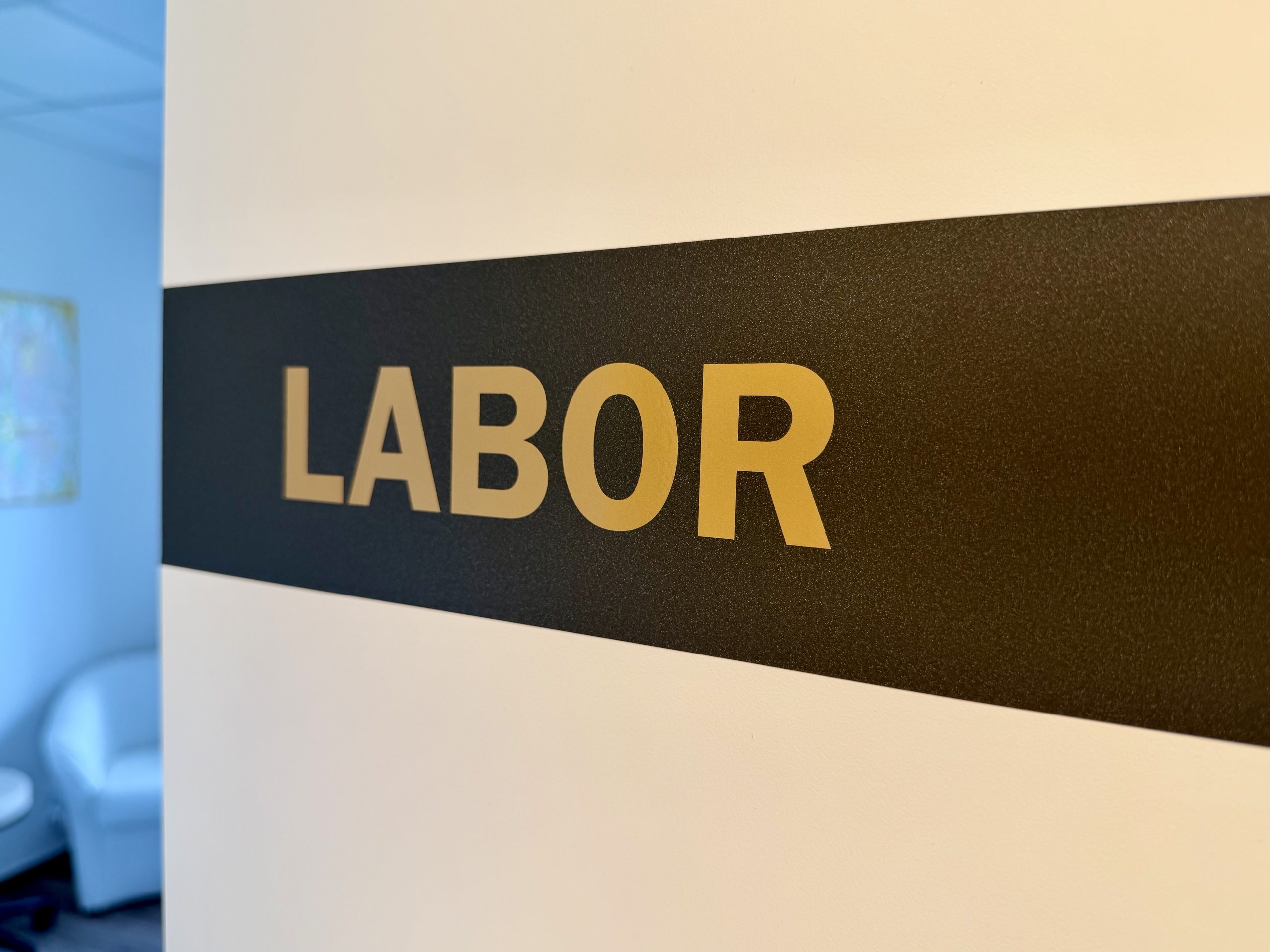 Wandschild mit der Aufschrift Labor
