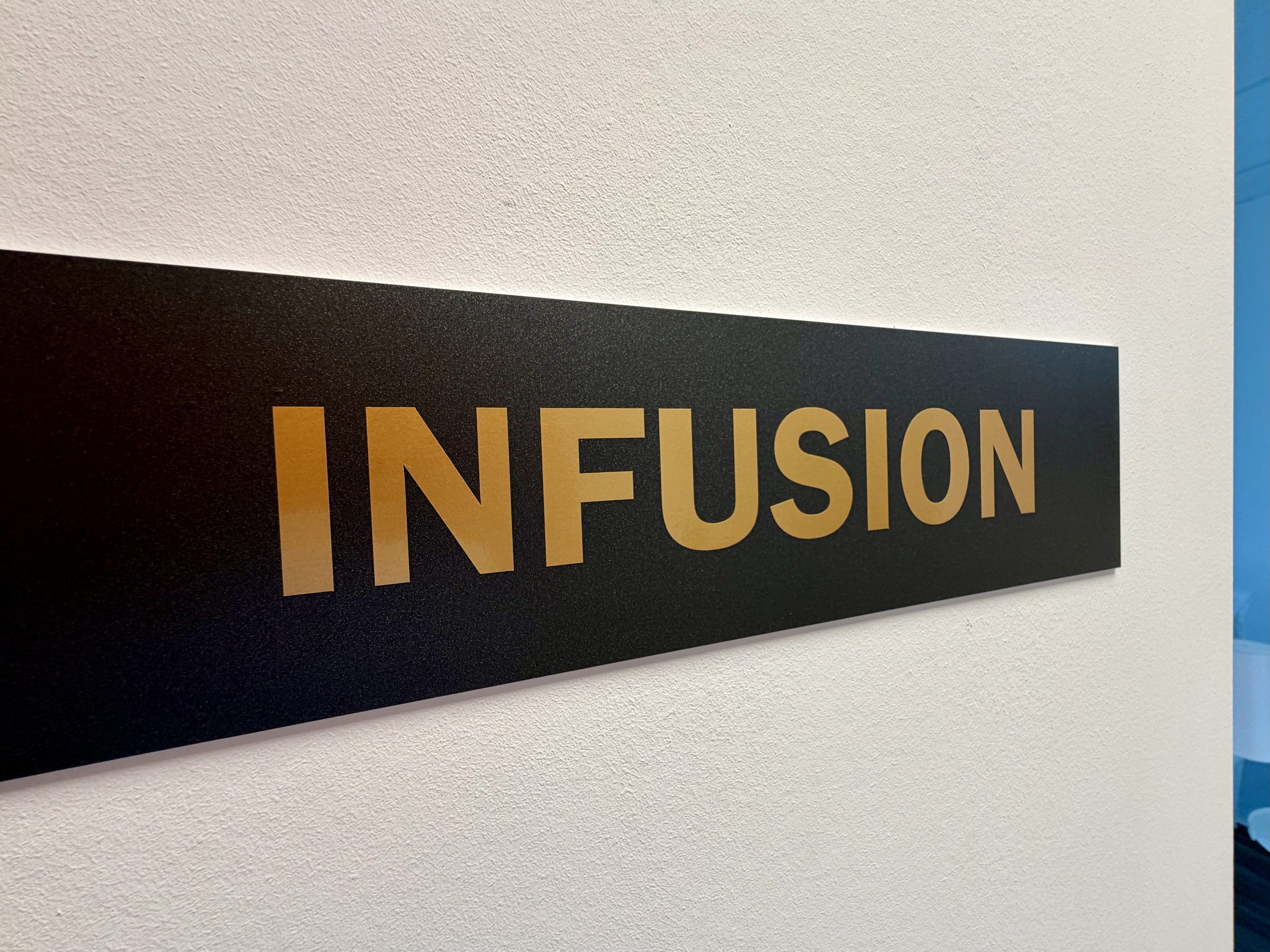 Wandschild mit der Aufschrift Infusion
